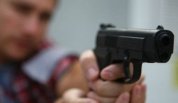 Șoc și groază: Un tânăr din Botoșani și-a scos arma și a amenințat doi bărbați, unul aruncase gunoi pe jos