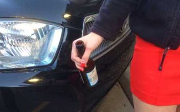 Femeie, pericol public la volan! …