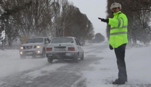 Fenomene extreme în toată ţara! AVERTISMENTUL Poliţiei Rutiere pentru şoferi. LISTA DRUMURILOR cu probleme