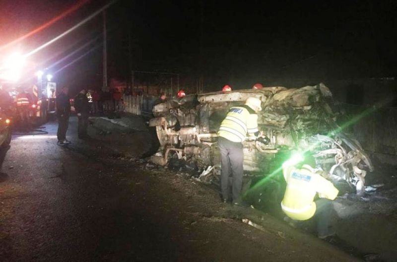 Grav accident rutier în județul Botoșani: Un șofer de 20 de ani a murit blocat în mașina care a luat foc