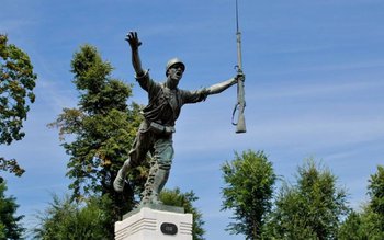 Ceremonie militară la Monumentul „Ostaşul …
