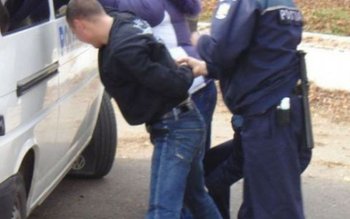 Tânăr scandalagiu imobilizat și încătușat …