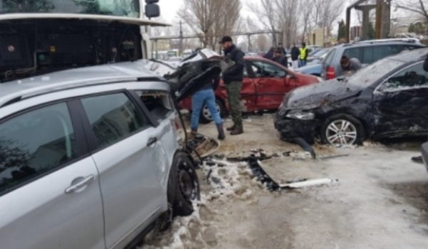 Nouă dintr-o lovitură: Un șofer beat a făcut dezastru într-o parcare!
