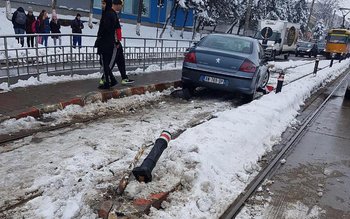 Accident spectaculos! Mașină rămasă blocată …