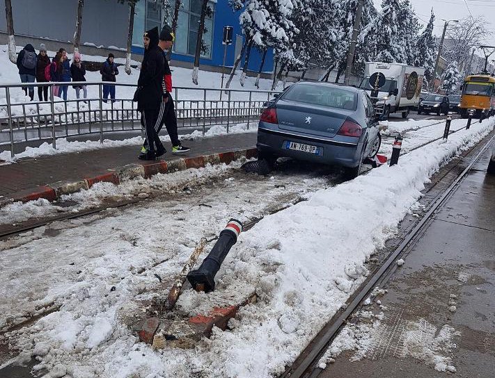 Accident spectaculos! Mașină rămasă blocată între liniile de tramvai, după ce a lovit o femeie care aștepta în stație