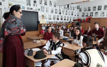 Costume populare de peste 80 …