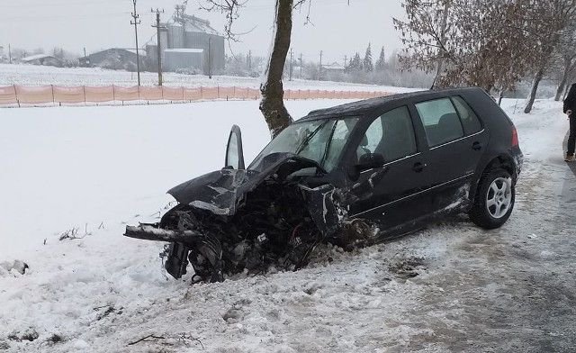 ACCIDENT! Doi tineri răniți după impactul unei mașini cu un copac pe drumul Botoșani - Dorohoi