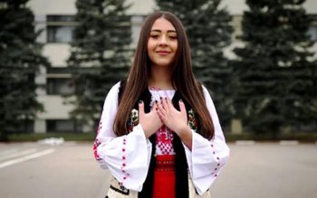 Nicole Cherry apare într-un clip …