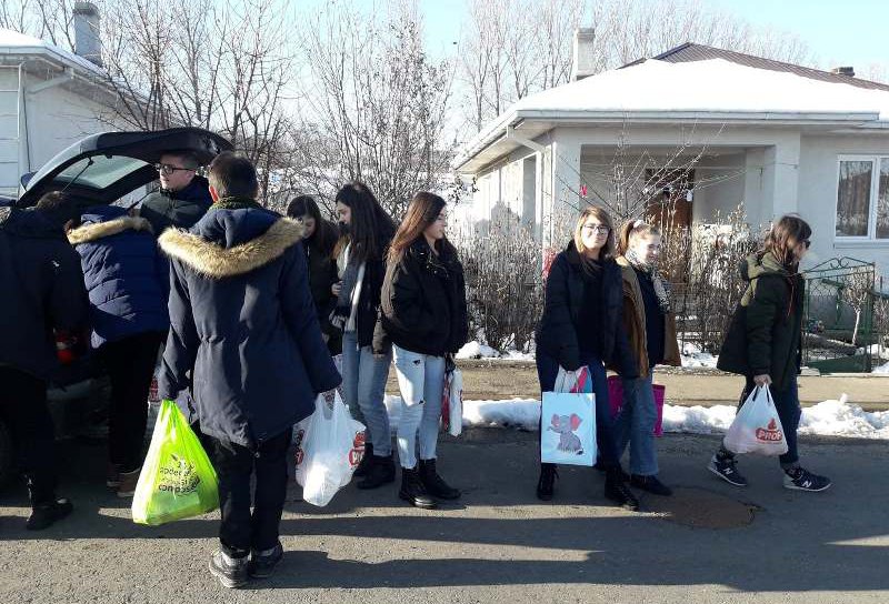 Viaţă de 300 de lei pe lună: Tineri laurieni cu suflet mare au ajutat o familie din Dorohoi - FOTO