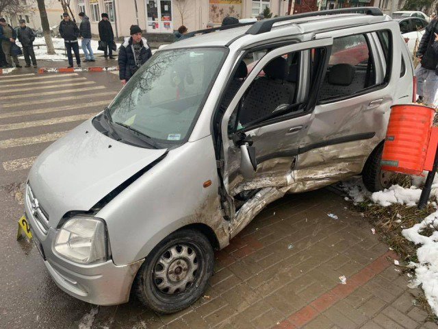 Accident! Două mașini s-au ciocnit violent într-o intersecție din Botoșani