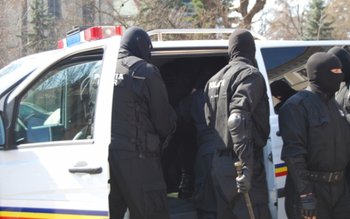 Mandate de percheziții domiciliare pentru …