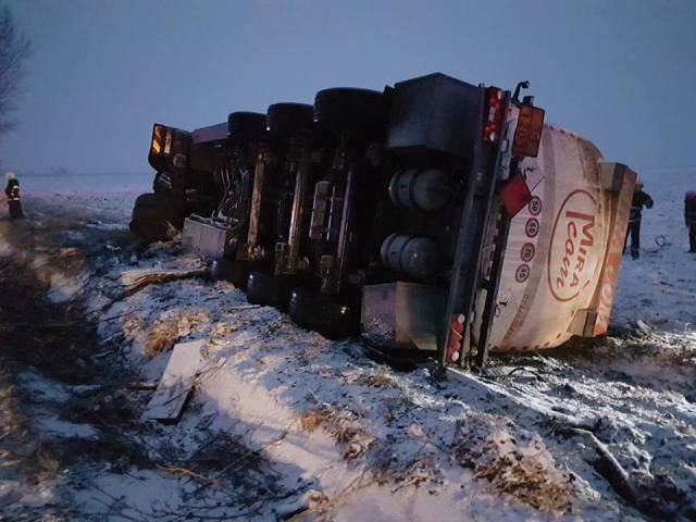 Cisternă a unei firme din Botoșani răsturnată în județul Bacău - FOTO