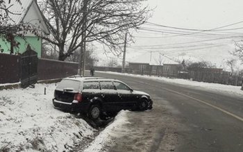 Ninsoarea crează probleme șoferilor. Mașină …