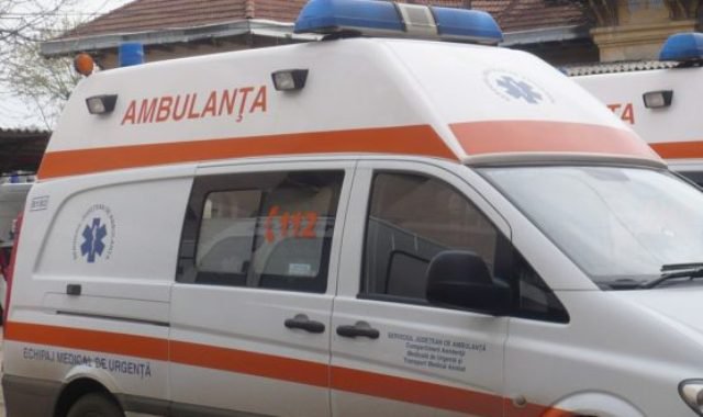 Două persoane rănite după ce o mașină a intrat pe contrasens la Cândești