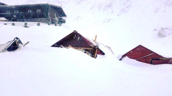 O avalanşă a distrus căsuţele de lemn ale comercianţilor de la Bâlea Lac