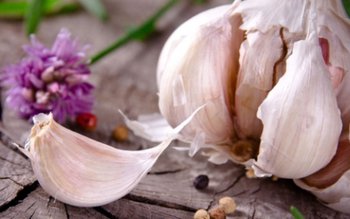 Opt mari beneficii ale usturoiului
