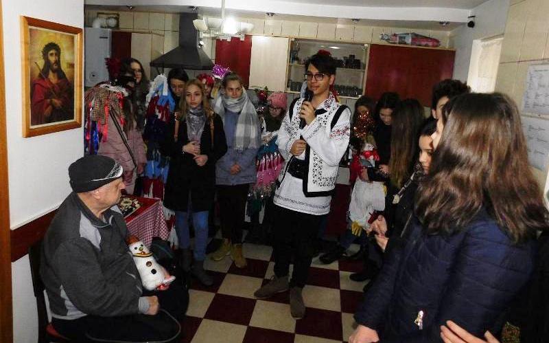 Laurienii şi-au împărţit bucuria cu vârstnicii de la Casa Maria - FOTO