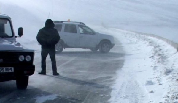 Drumuri închise din cauza ninsorilor şi a viscolului