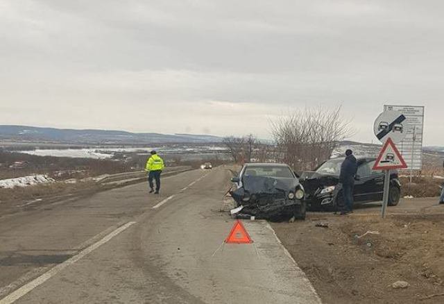 Accident! Impact între două mașini în zona Mănăstirii Zosin - FOTO