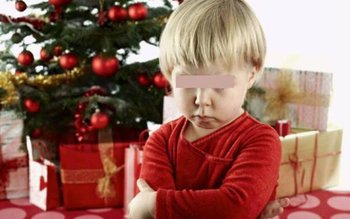 Un copil nemulțumit de cadourile …