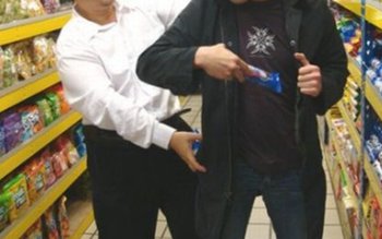 Doi bărbați, prinşi la furat …