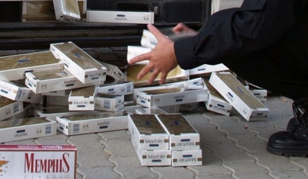 Ţigări de contrabandă confiscate de poliţişti de la un tânăr de 19 ani din zona Pieţei Centrale