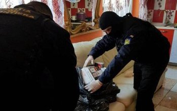 Au venit „mascații”: Ţigări de …
