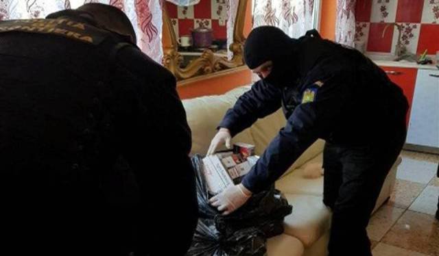 Au venit „mascații”: Ţigări de contrabandă și alcool de casă, confiscate de poliţiştii din Botoșani!