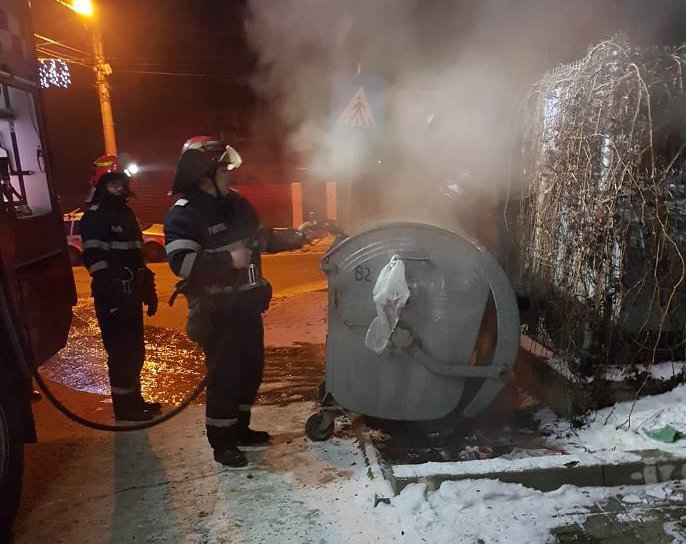 Alertă de incendiu la un container de gunoi într-un cartier din Dorohoi