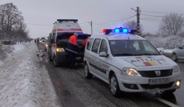 Femeie rănită într-un accident, după ce o maşină a derapat din cauza zăpezii pe drumul Săveni-Botoşani