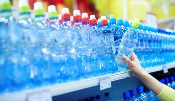 Atenție! Sticlele cu apă pe care le cumpără românii de la magazin pot fi extrem de periculoase! Ce s-a găsit în ele