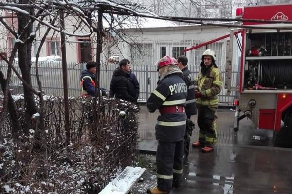 Alertă! Incendiu izbucnit la un apartament de la etajul patru al unui bloc din Botoșani - FOTO