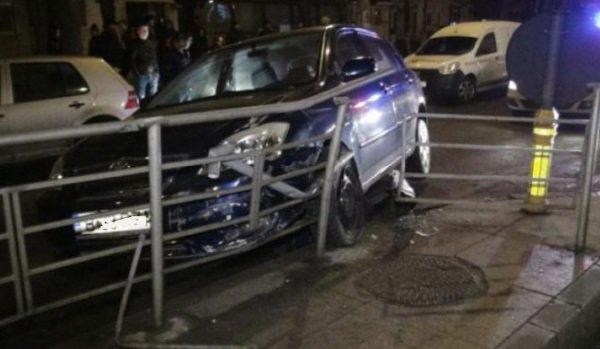 ACCIDENT! Un șofer beat a intrat cu mașina în scuarul unei stații de tramvai de pe Calea Naţională