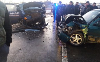 Impact frontal între un autoturism …