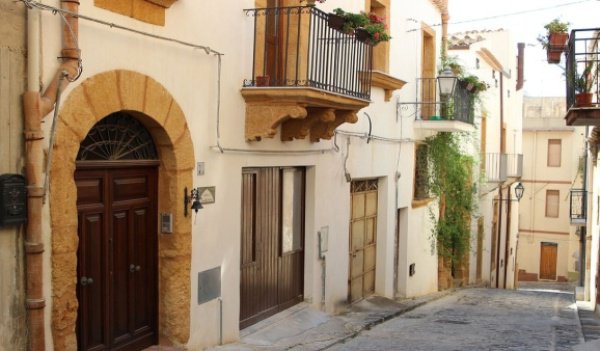 Un oraș din sudul Italiei vinde case cu doar un euro. Și tu poți cumpăra una! Ce condiții trebuie să îndeplinești