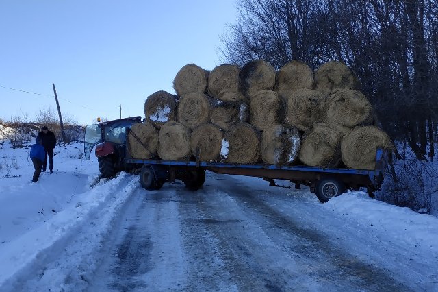 Drum din județul Botoșani blocat de un tractor scăpat de sub control