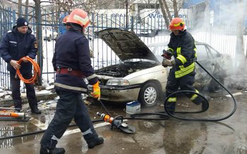 Mașină cuprinsă de flăcări pe …