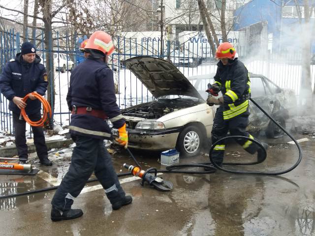 Mașină cuprinsă de flăcări pe o stradă din Botoșani - FOTO