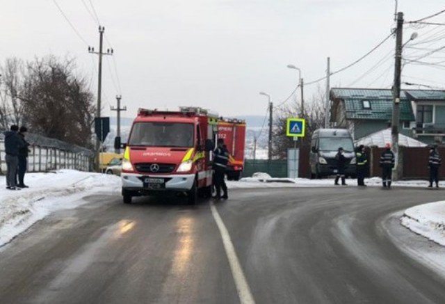 Pericol de explozie pe o stradă din Botoșani! Un șofer a intrat cu mașina într-o țeavă de gaz