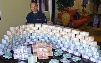 Vezi ce sumă colosală a …