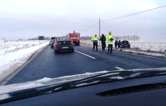 ACCIDENT! Trei persoane au ajuns la spital, după o depășire riscantă pe raza comunei Vlădeni - FOTO