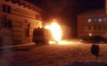 Ambulanță în flăcări pe o …