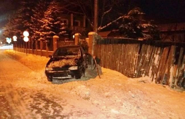 Accident la Botoșani. Un șofer în stare de ebrietate a spulberat un indicator rutier şi s-a oprit în gardul unui imobil