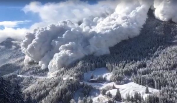 Cod roșu de avalanșă la munte. Zeci de oameni au rămas blocați în mașini, după ce mai multe avalanșe s-au produs în Bucegi