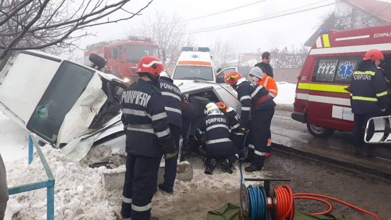 Impact fatal între Hârlău și Târgu Frumos. Şoferul unui autoturism a murit după ce a intrat într-o depăşire