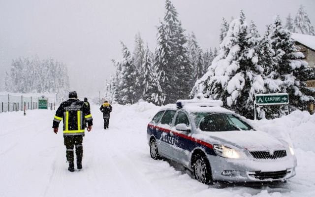 Grav accident în Austria în care a fost implicată o familie de români. O femeie a decedat, fetiţa şi tatăl acesteia, în comă