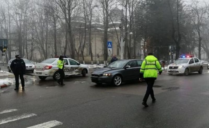 Doi agenţi de Poliţie răniți într-un accident produs pe Bulevardul Mihai Eminescu