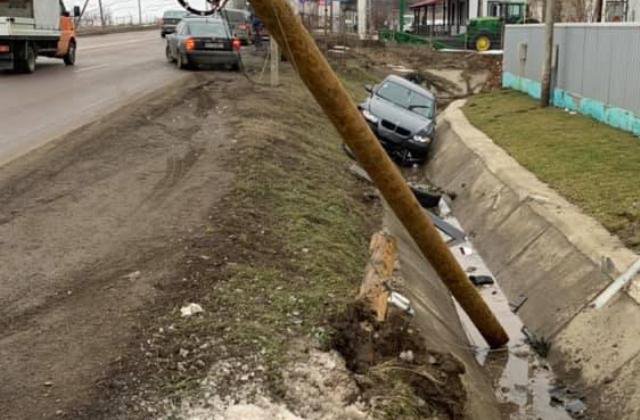 Accident la intrarea în Botoșani! BMW ajuns în șanț după ce a rupt un stâlp
