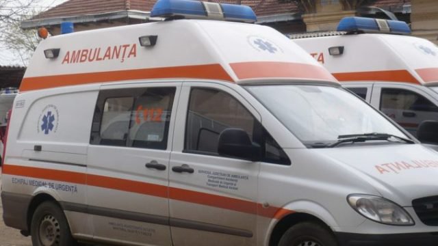 Alertă într-o comună din județul Botoșani! Șase copii ai unei familii luați cu ambulanțele la spital