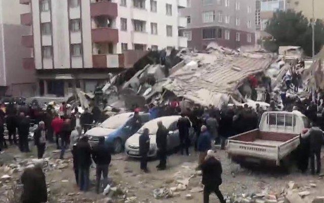 Un bloc de opt etaje s-a prăbușit în Istanbul. Bilanțul victimelor!